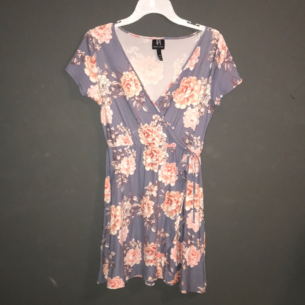 🌷Derek Heart Floral Wrap dress🌷